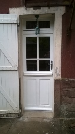 pose porte d'entrée bois à Pruillé L'Eguillé